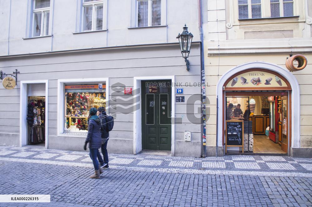 memorial plaque to Richard Tymes, souvenirs shop, original trdelnik, spit cake