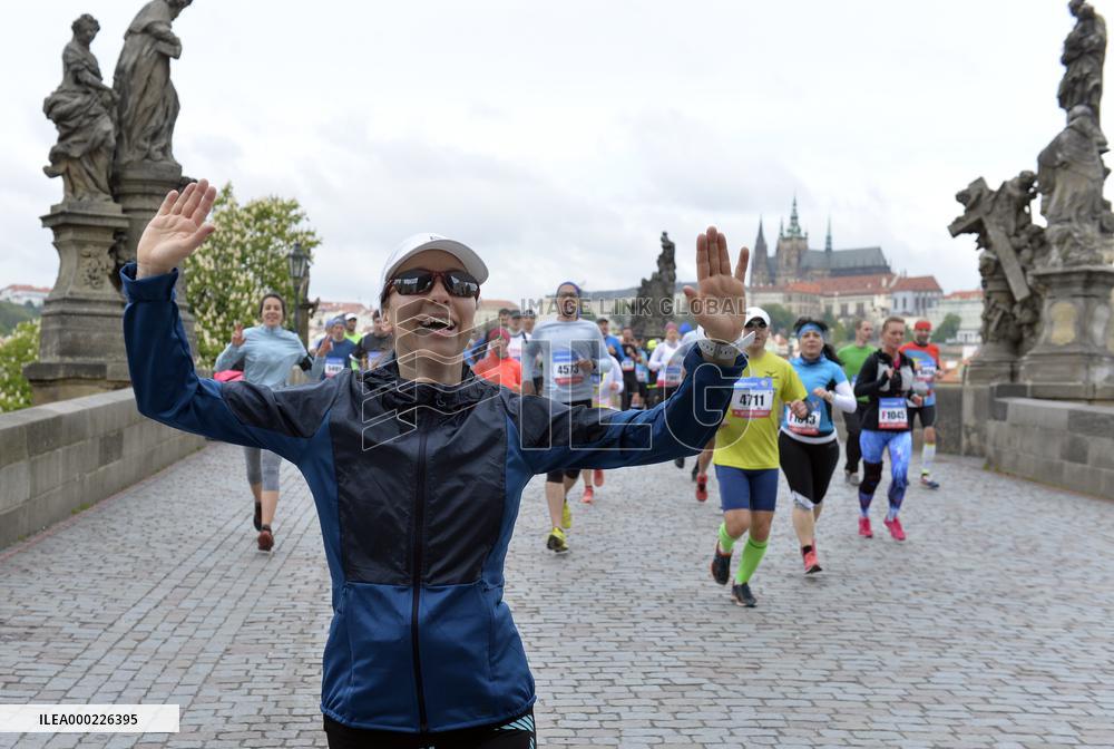 Runners, athletes, Prague International Marathon, Charles Bridge
