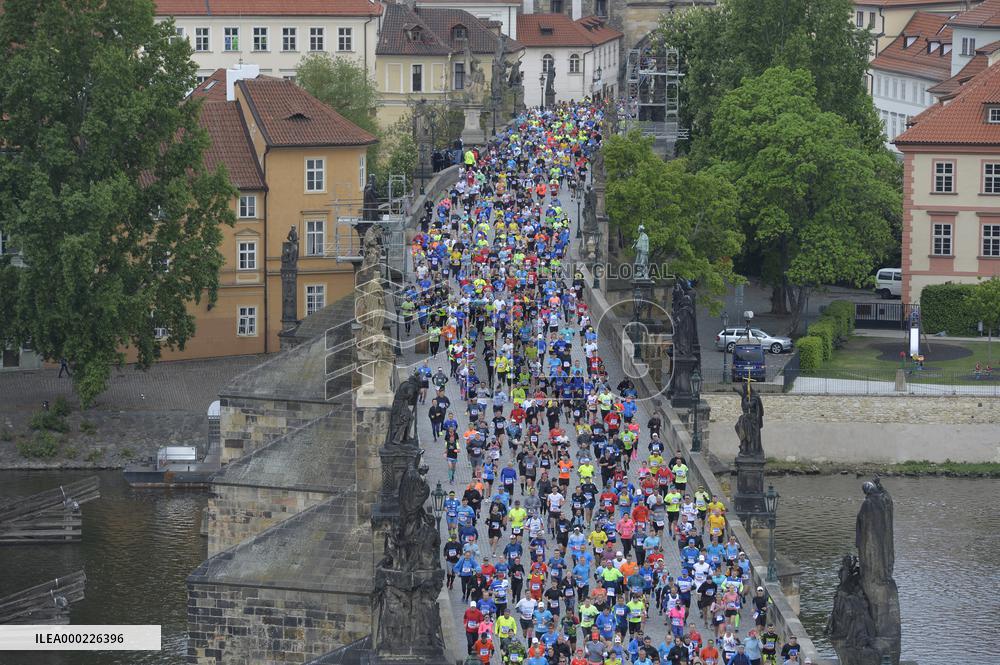 Runners, athletes, Prague International Marathon, Charles Bridge