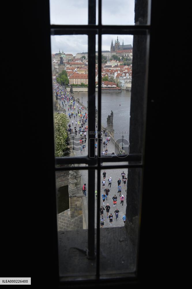 Runners, athletes, Prague International Marathon, Charles Bridge