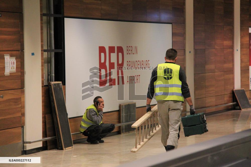 Berlin Brandenburg Airport, Flughafen Berlin Brandenburg Willy Brandt, logo