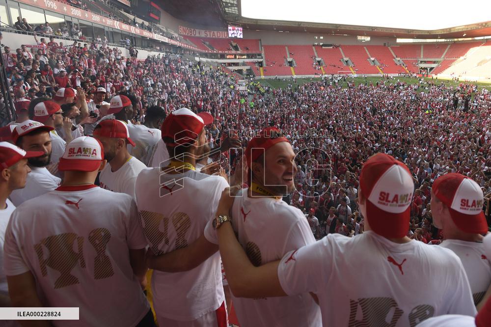Slavia Prague is Czech football league champion, fans
