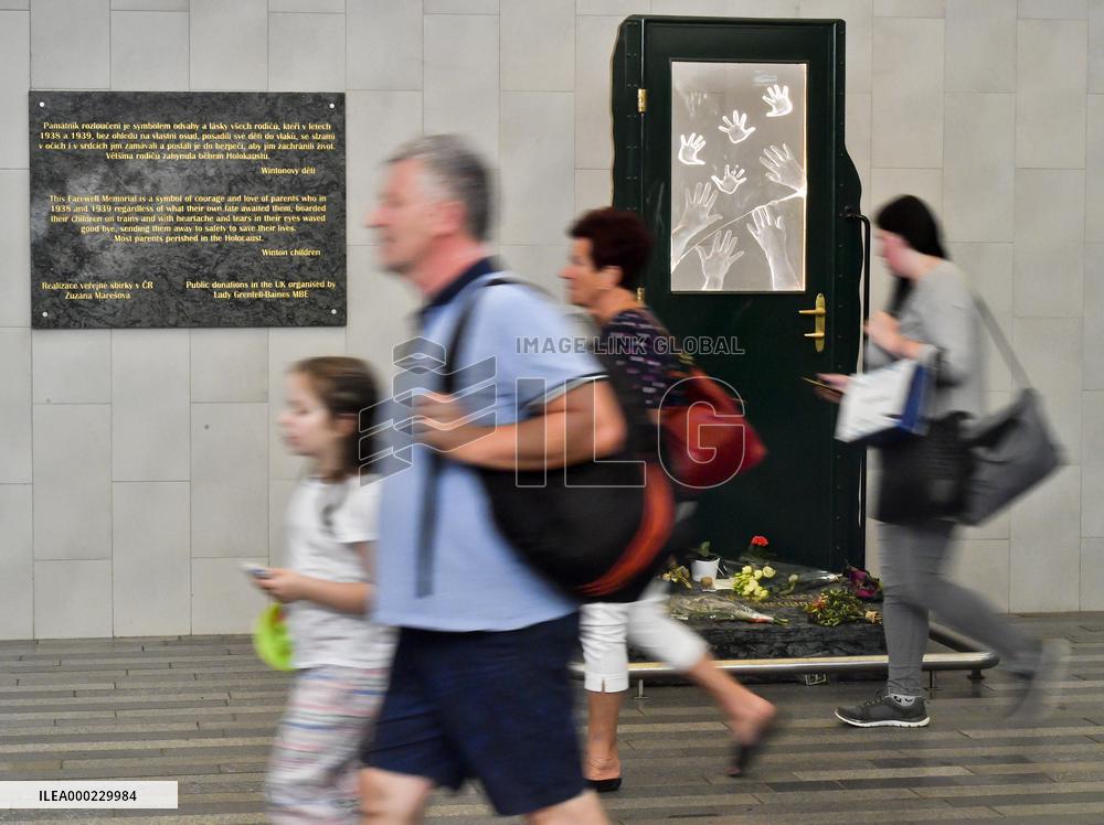 The Farewell Memorial at Prague's Main Station, deface