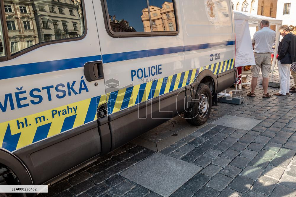 Renewal of Marian column starts in Prague centre, Municipal Police info car