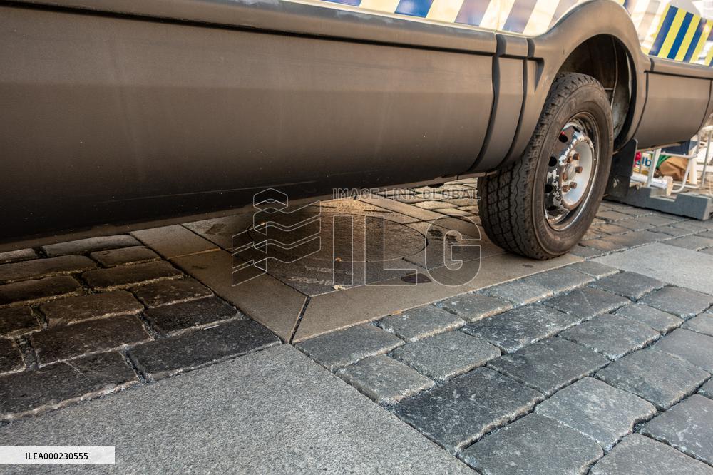 Renewal of Marian column starts in Prague centre, Municipal Police info car