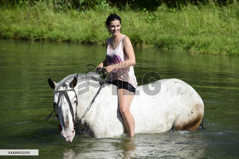 horse swimming, horse women