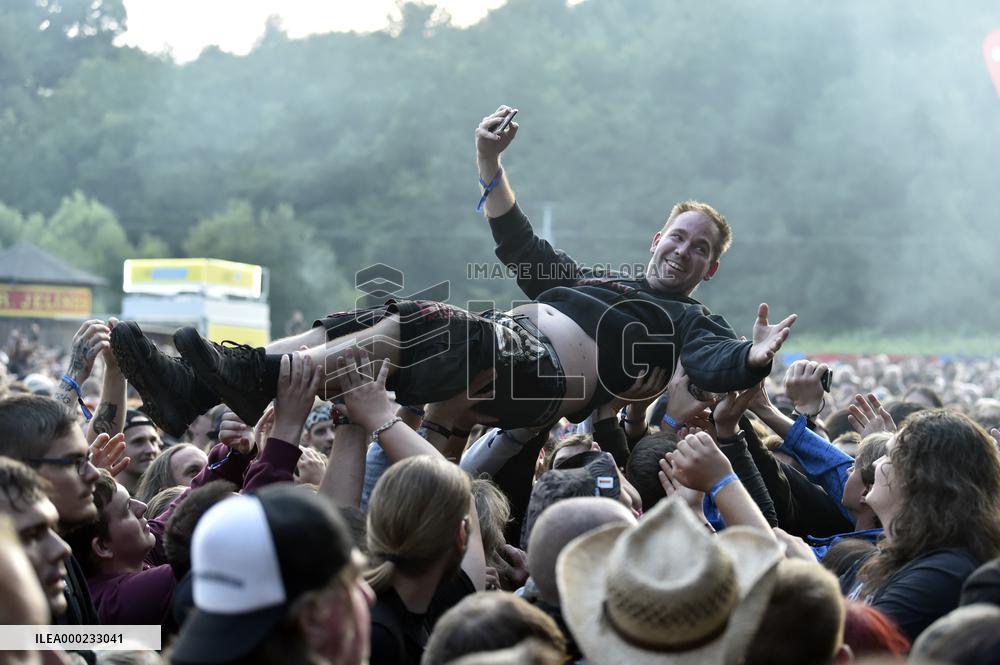 fans of Dimmu Borgir, crowd surfing