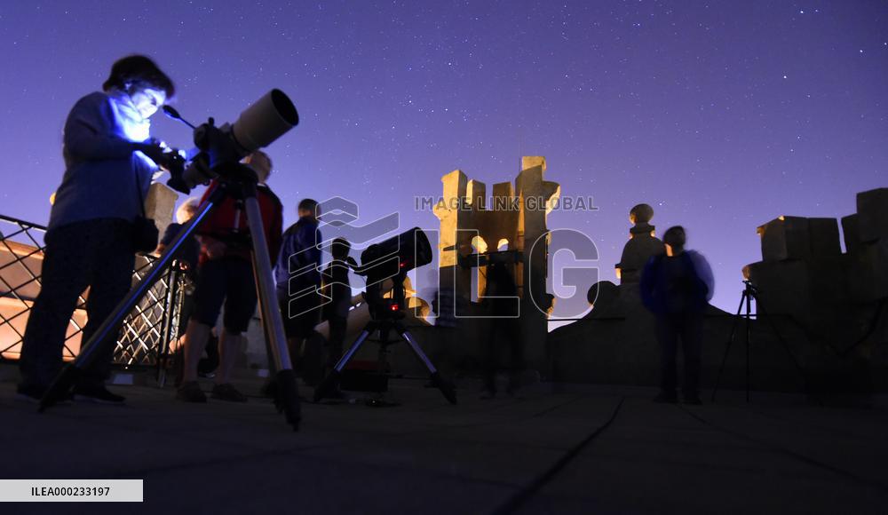 people watching partial eclipse of the Moon, telescope