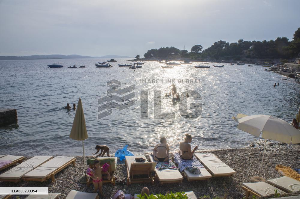 Hvar, promenade, swimming, tourists