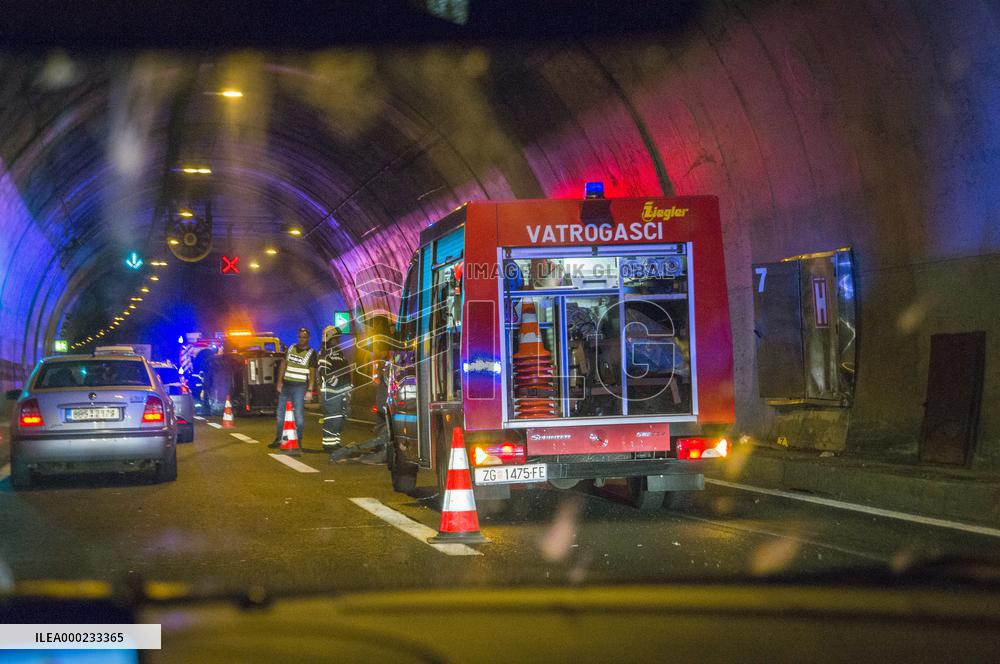 A1 motorway, highway, tunnel, accident, traffic jam