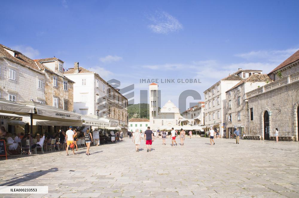 Hvar, old town, tourists