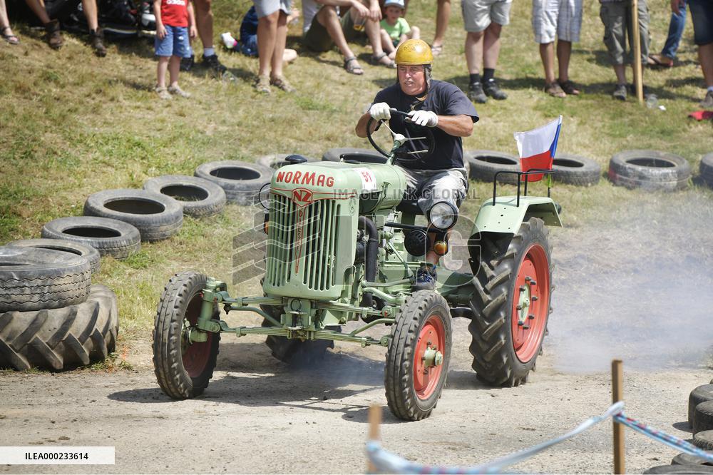 Zebnicka traktoriada, tractors, race