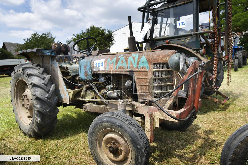 Zebnicka traktoriada, tractors, race