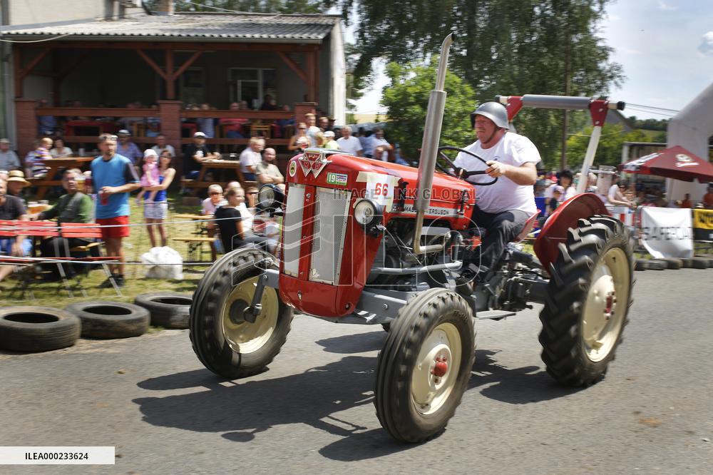 Zebnicka traktoriada, tractors, race