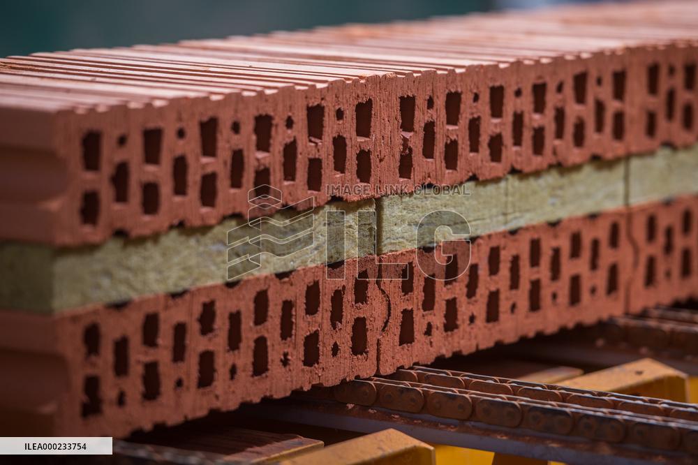 Heluz cihlarsky prumysl, Czech brick maker