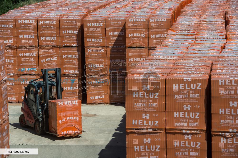 Heluz cihlarsky prumysl, Czech brick maker