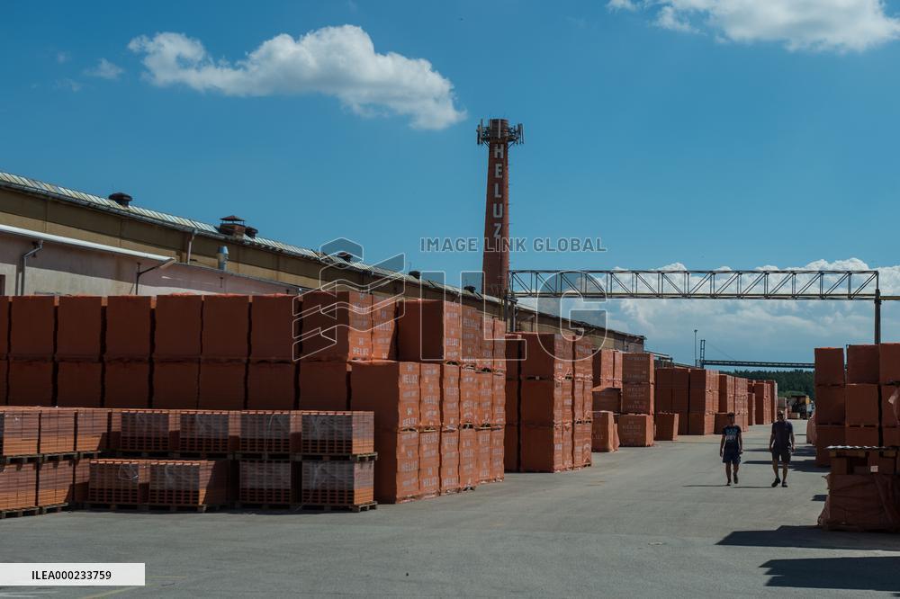 Heluz cihlarsky prumysl, Czech brick maker