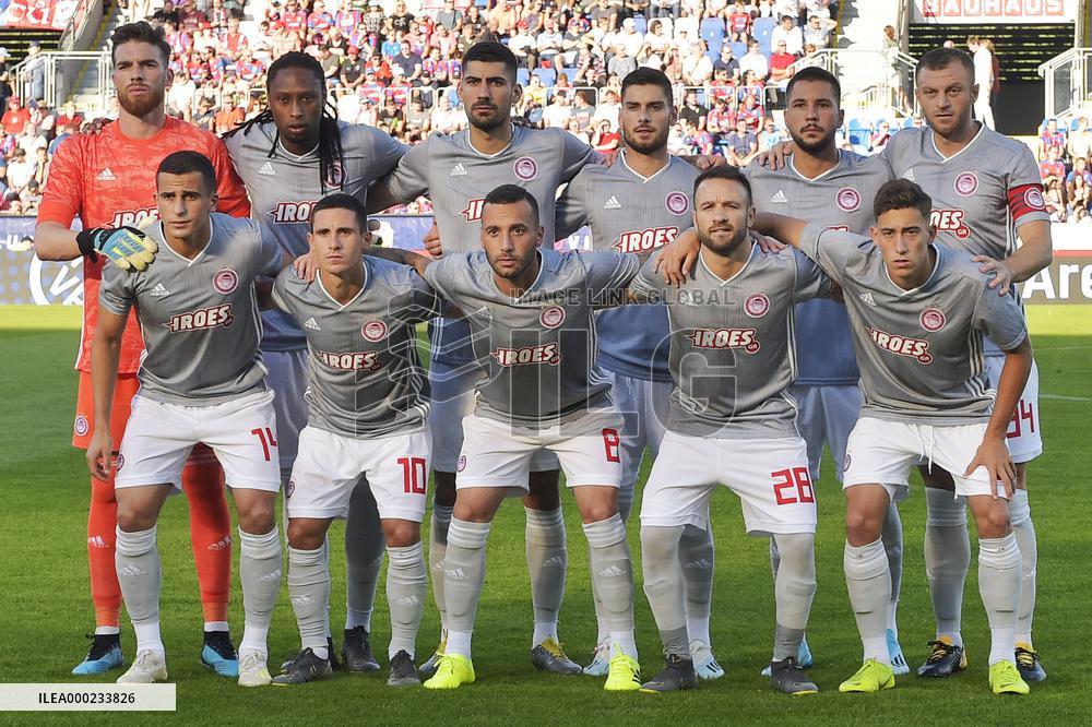 team photo of Olympiakos Piraeus