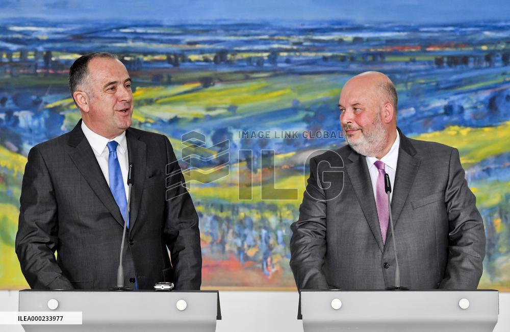 Didier Guillaume, Miroslav Toman