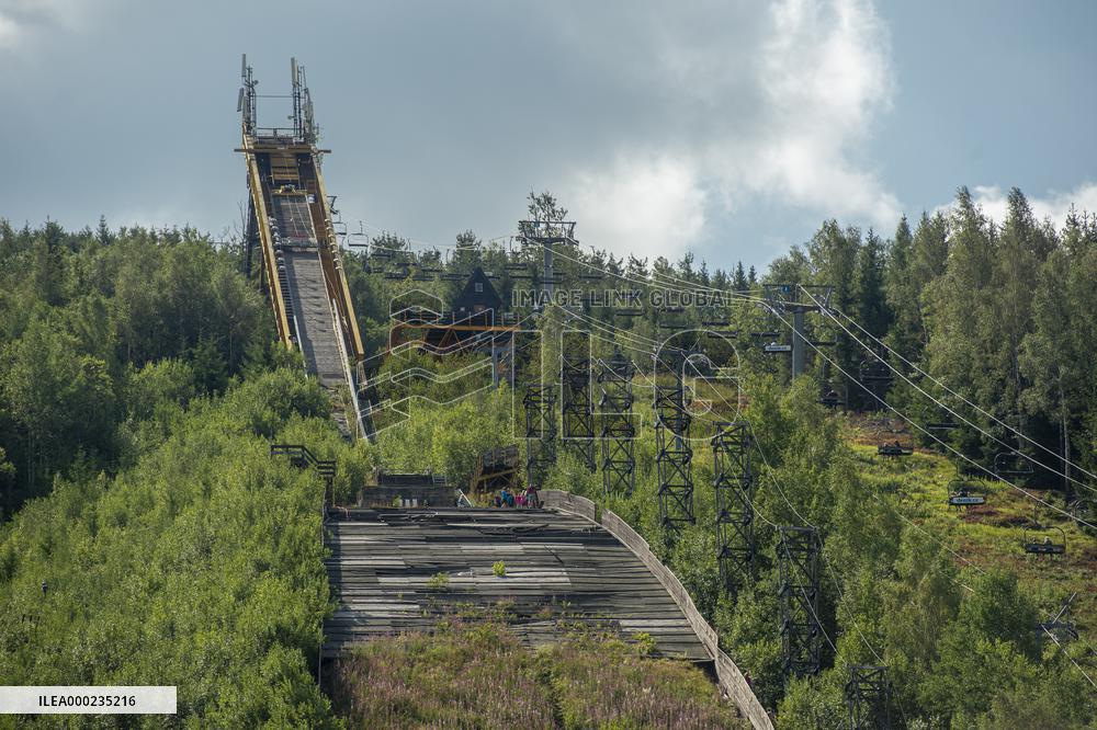 Harrachov ski jumps, jumping hills