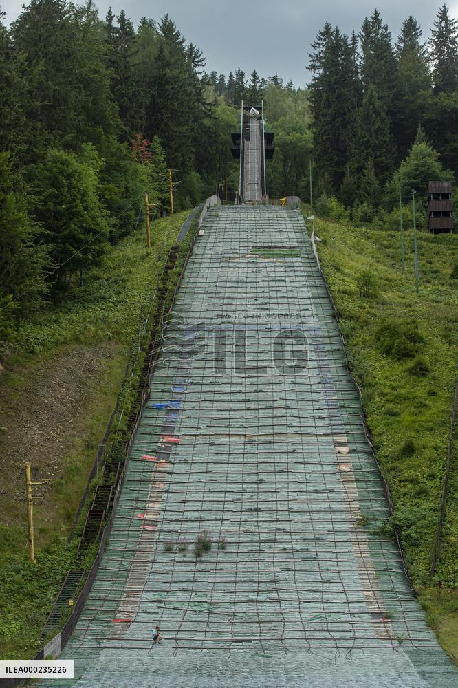 Harrachov ski jumps, jumping hills