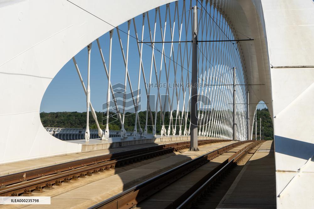 The Troja bridge, Holesovice, Troja, architecture