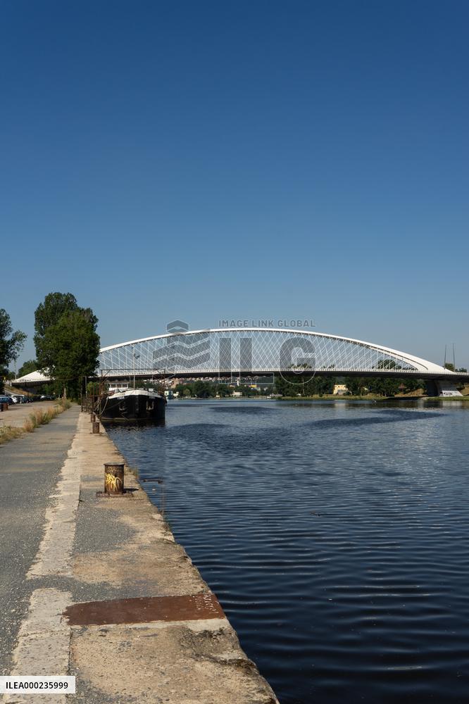 The Troja bridge, Holesovice, Troja, architecture