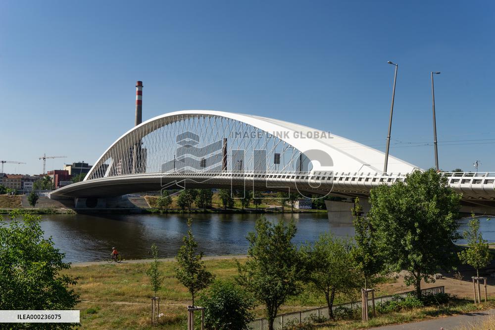The Troja bridge, Holesovice, Troja, architecture