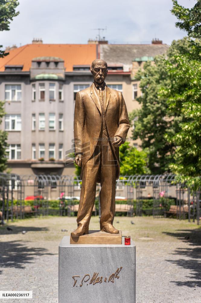 Statue of Masaryk on Bachmacske square in Prague