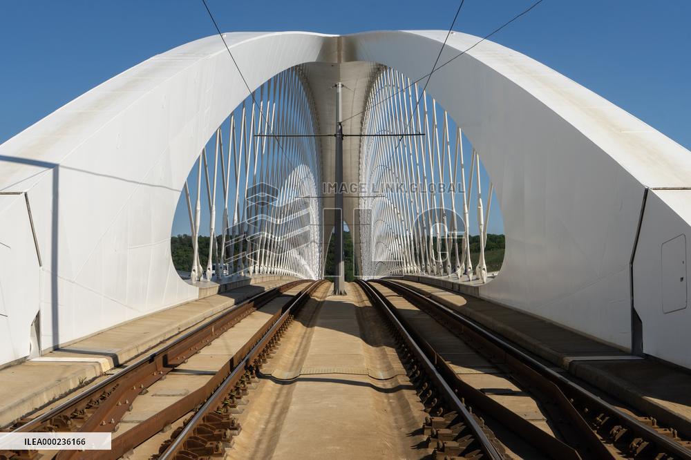 The Troja bridge, Holesovice, Troja, architecture