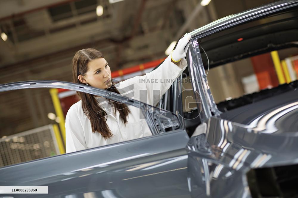 Skoda Auto, production plant, new paint shop