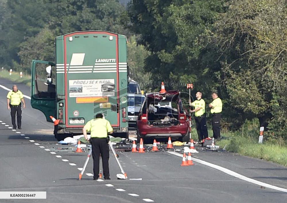 four Czechs die in car crash near Slovak border