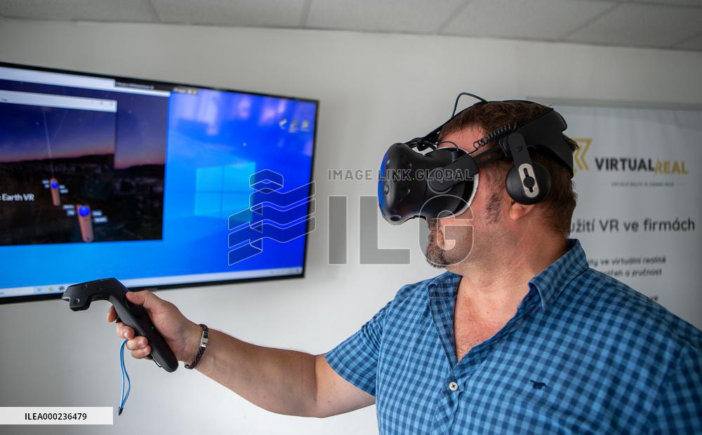 virtual reality headset, motion controller, VR