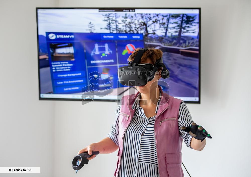 virtual reality headset, motion controller, glove, VR