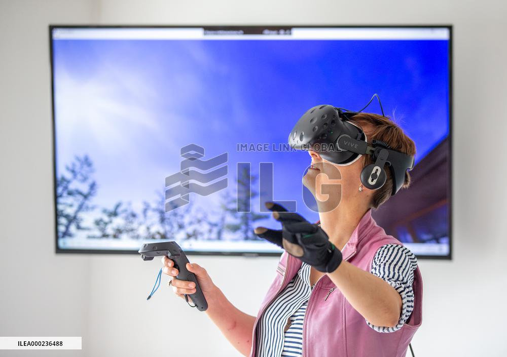 virtual reality headset, motion controller, glove, VR