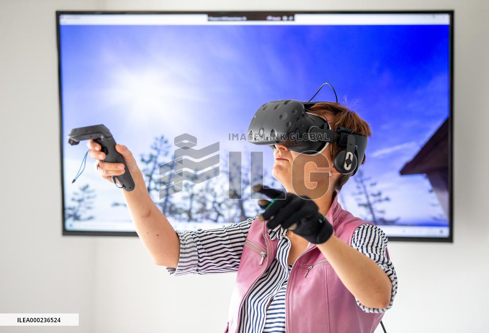 virtual reality headset, motion controller, glove, VR
