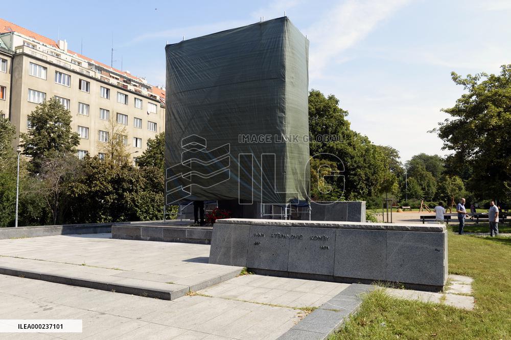 Konev's monument in Prague to be veiled, statue of Soviet Marshal Ivan Konev, scaffolding