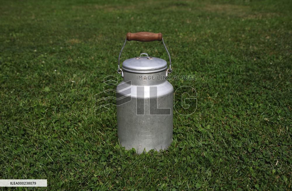 Aluminum watering can, milk bag, sign MILKY 3 l, dairy watering, wooden holder