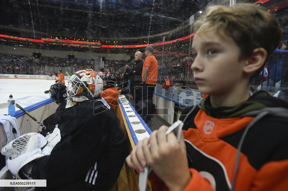 training session of NHL's team Philadelphia Flyers, ice hockey fan