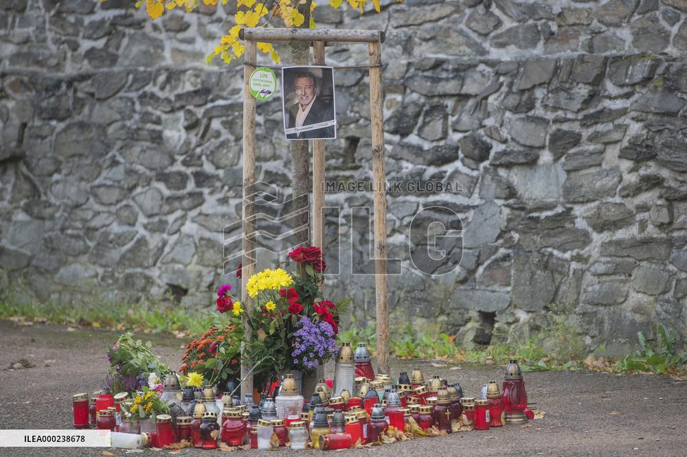 pious place in front of Karel Gott's tree