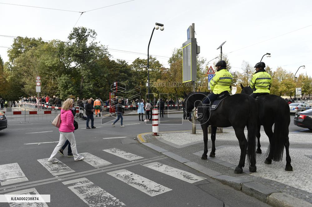public ceremony to pay last respects to Karel Gott, Zofin Palace, fans, visitors, waiting