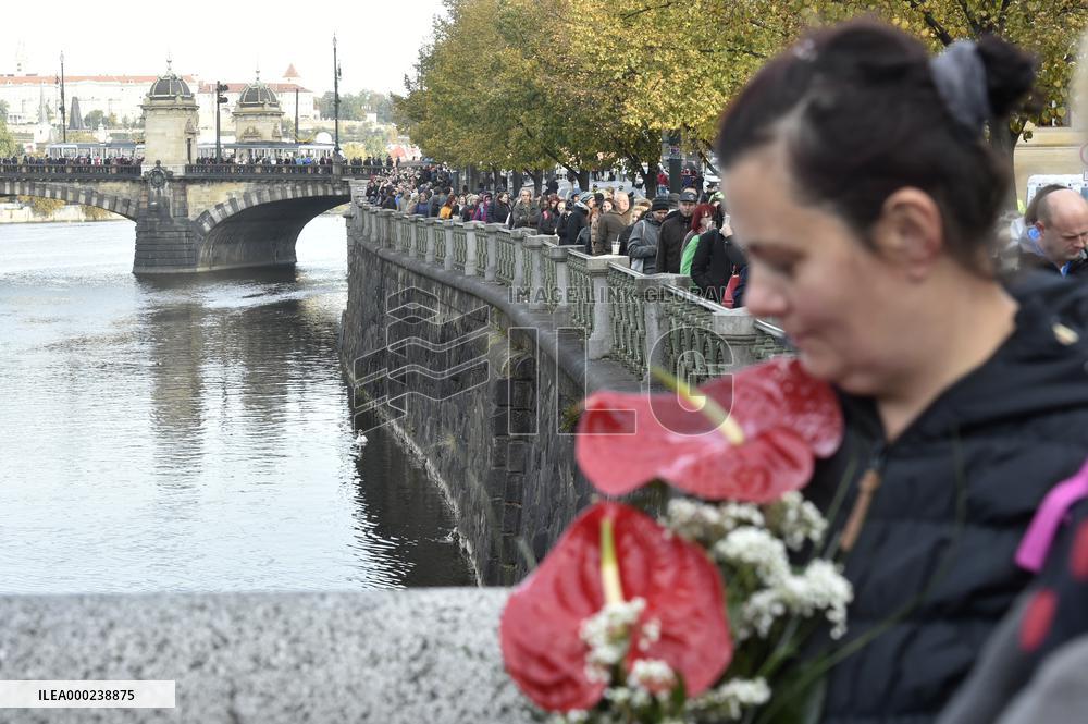 public ceremony to pay last respects to Karel Gott, Zofin Palace, fans, visitors, waiting
