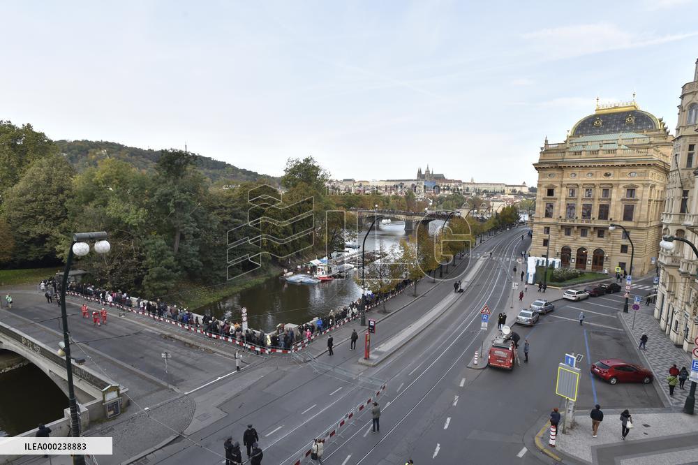 public ceremony to pay last respects to Karel Gott, Zofin Palace, fans, visitors, waiting