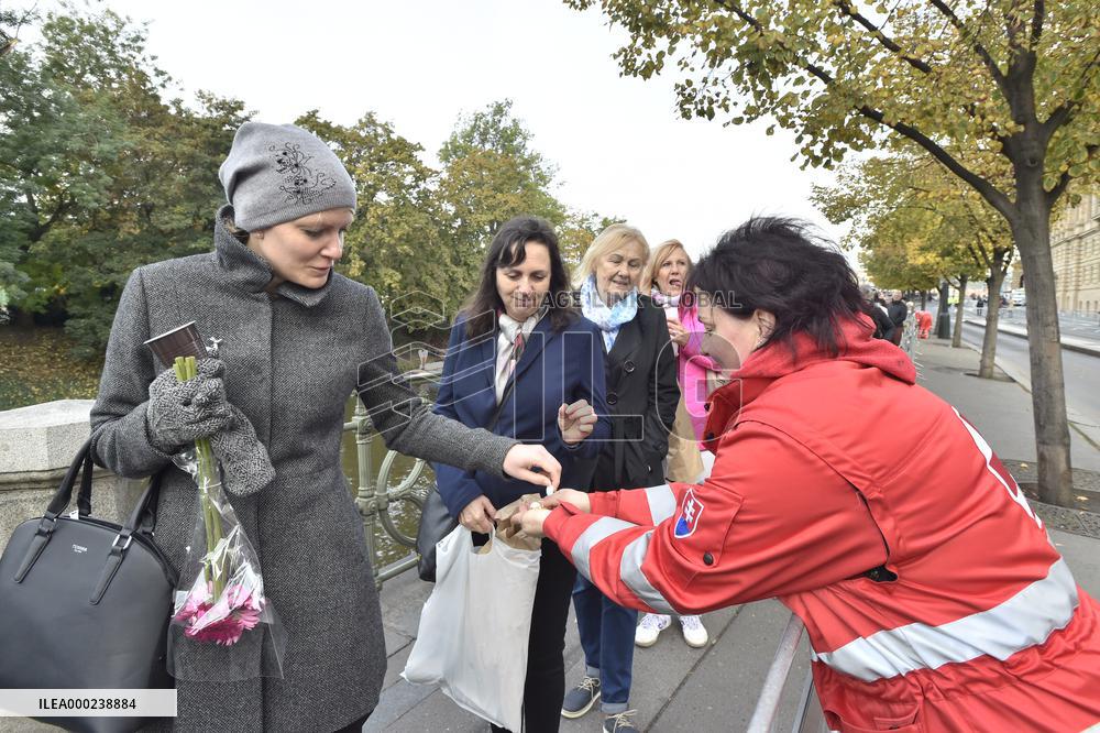 public ceremony to pay last respects to Karel Gott, Zofin Palace, fans, visitors, waiting