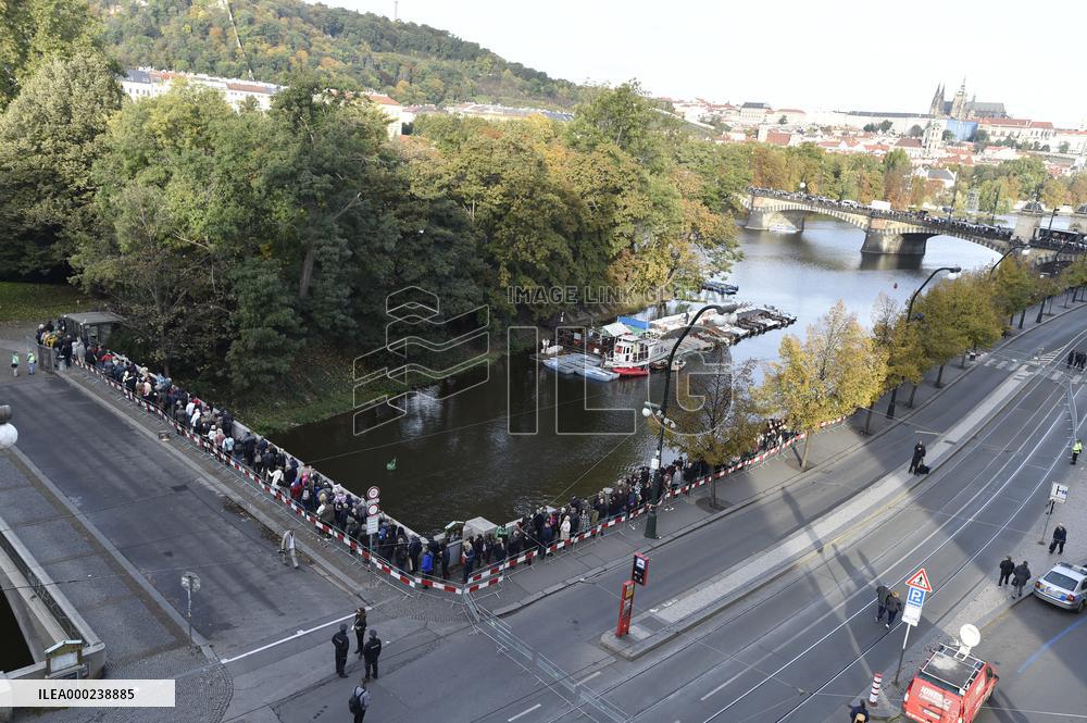public ceremony to pay last respects to Karel Gott, Zofin Palace, fans, visitors, waiting