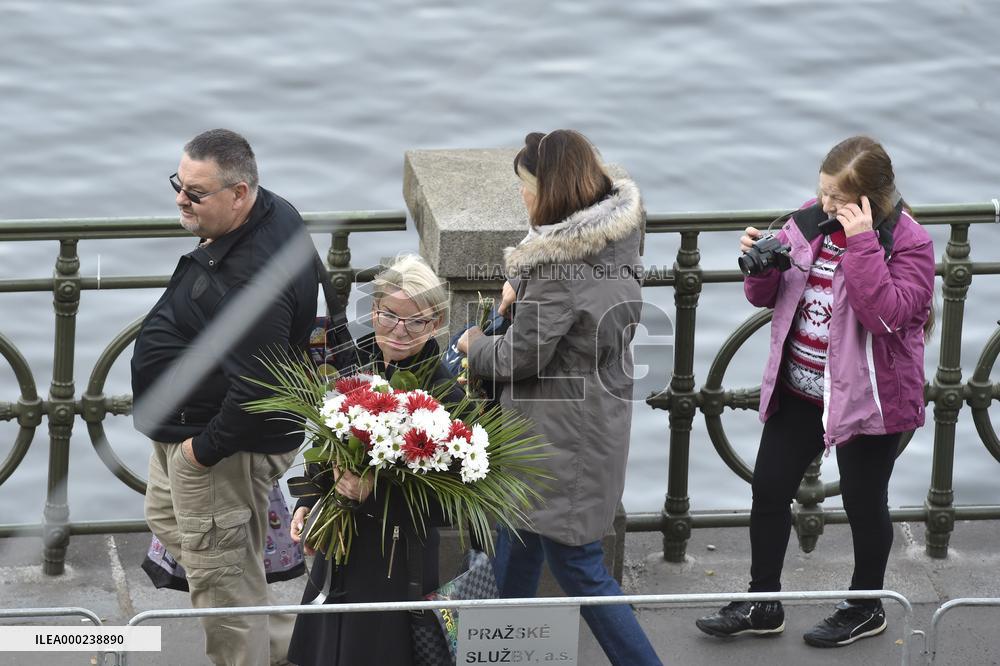 public ceremony to pay last respects to Karel Gott, Zofin Palace, fans, visitors, waiting
