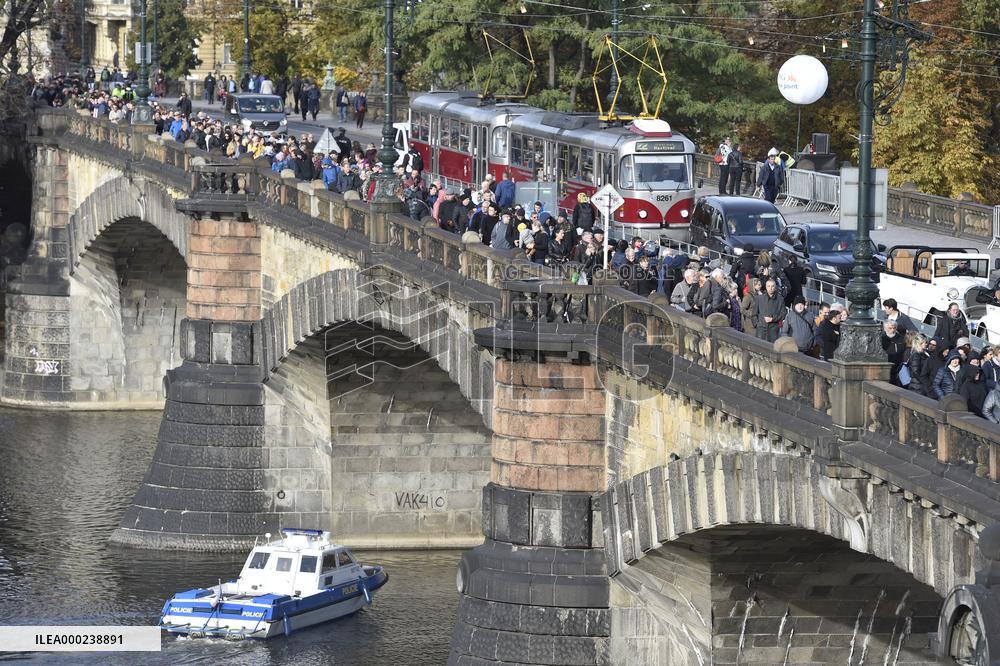 public ceremony to pay last respects to Karel Gott, Zofin Palace, fans, visitors, waiting