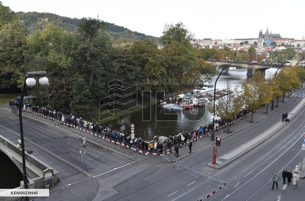 public ceremony to pay last respects to Karel Gott, Zofin Palace, fans, visitors, waiting