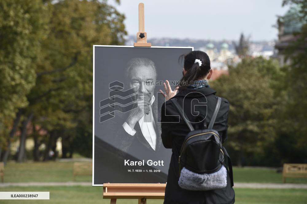 commemorative place to Karel Gott in Kinsky Garden, fans, visitors