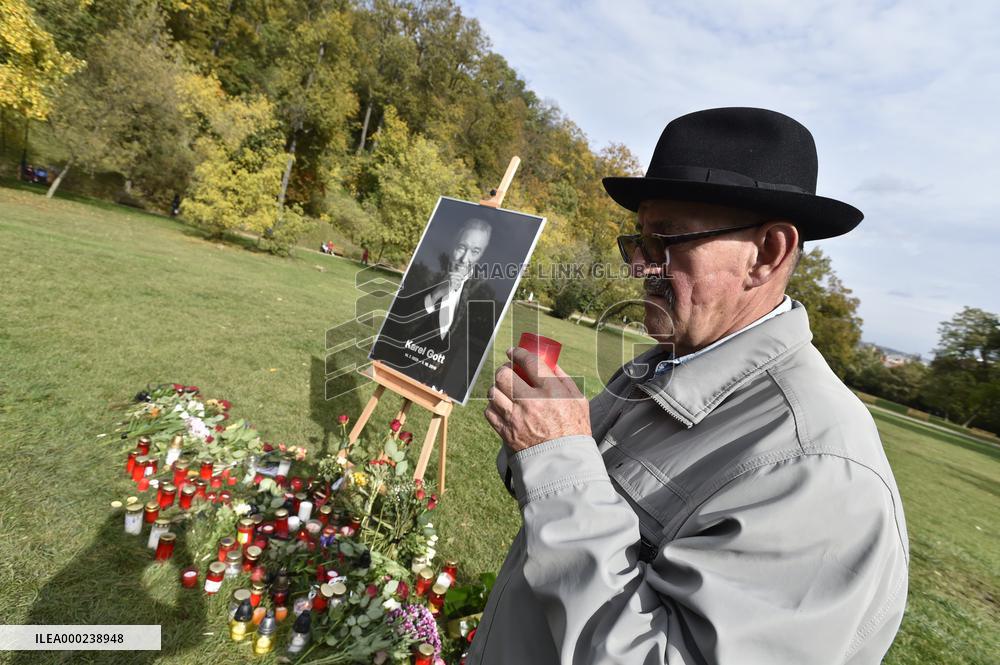 commemorative place to Karel Gott in Kinsky Garden, fans, visitors